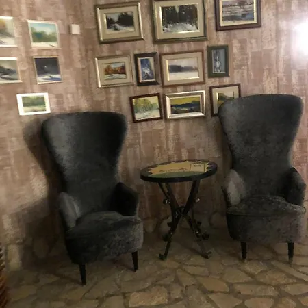 Kraljevi Cardaci Makica Sa Garazom